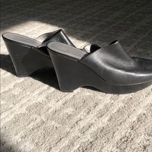 Tahari Black Wedge cloys